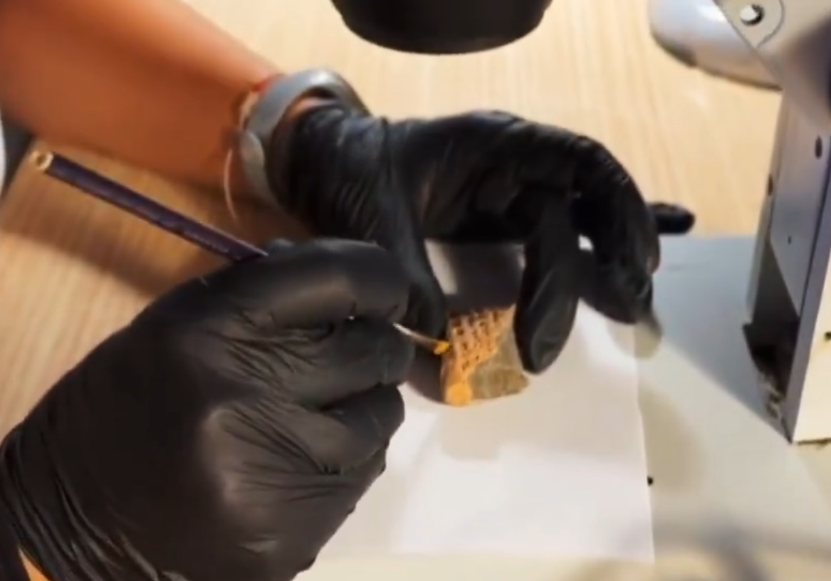 Tại các lớp đất phía trên của khu di tích, các nhà khảo cổ đã tìm thấy một bộ dấu ấn con dấu mang tên và biểu tượng của một vị vua Hittite chưa được xác định danh tính. Ảnh: @Bộ Văn hóa và Du lịch Thổ Nhĩ Kỳ.