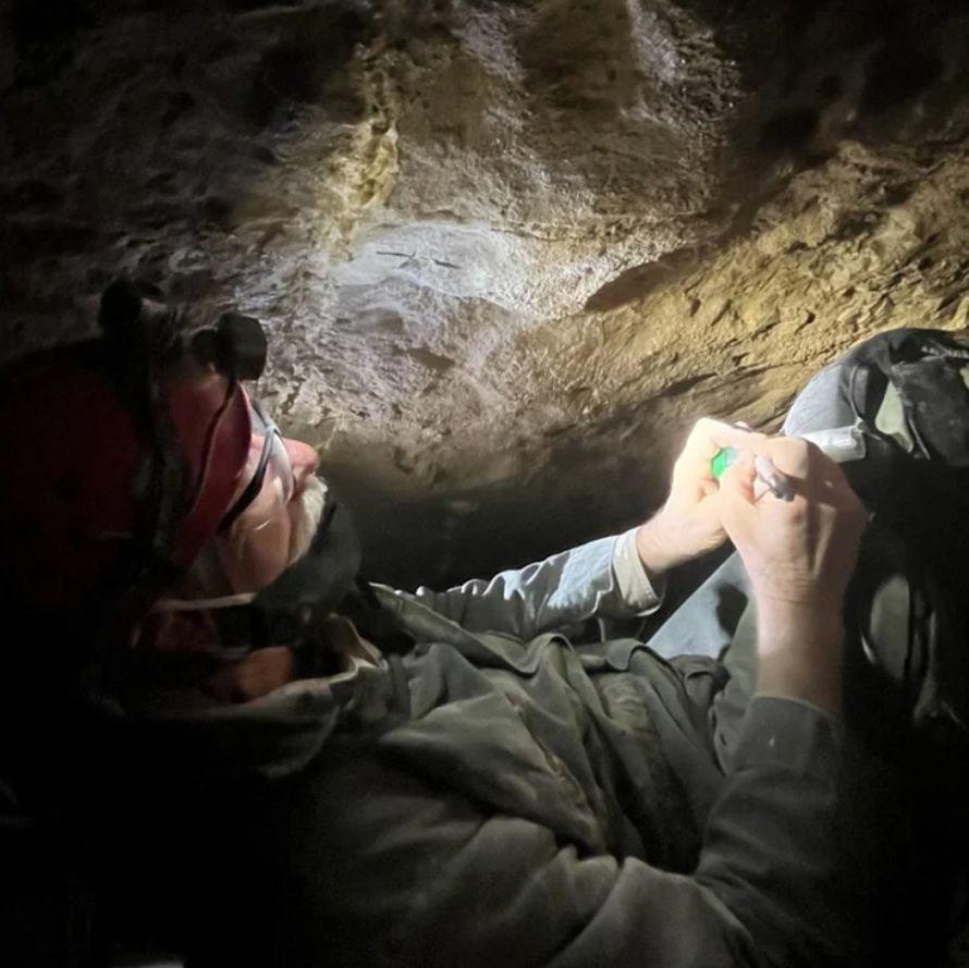 Tuy nhiên, các nhà nghiên cứu không biết tại sao địa điểm này lại được người tiền sử đã tuyệt chủng này coi là "thiêng liêng" đến như vậy. Ảnh: @Martín-Perea.