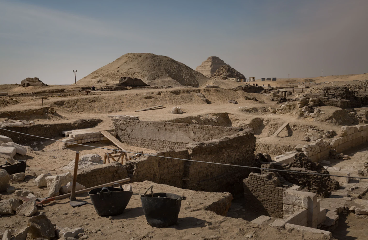 Cụ thể, ngay tại khu vực nghĩa trang Saqqara cổ của Ai Cập, các chuyên gia đã bất ngờ tìm thấy hàng loạt xác ướp động vật kỳ lạ, quái dị. Ảnh: @Hội Đồng Cổ Vật Tối Cao Ai Cập.