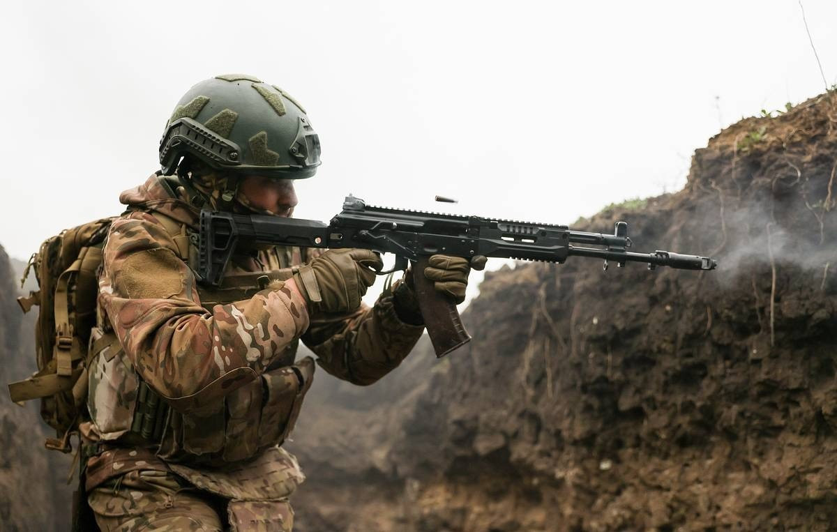 Ngoài ra, Podoli sở hữu vị trí địa lý phức tạp và mang ý nghĩa quân sự đáng kể. Hai tuyến đường cao tốc T-2109 và R-07 chạy sát khu vực làng, trong khi địa hình xung quanh được bao bọc bởi rừng thông ở một phía và đầm lầy ở phía còn lại. Sân bay Kupyansk cũng nằm không xa, khiến Podoli trở thành điểm then chốt trong mạng lưới hậu cần và cơ động quân sự.