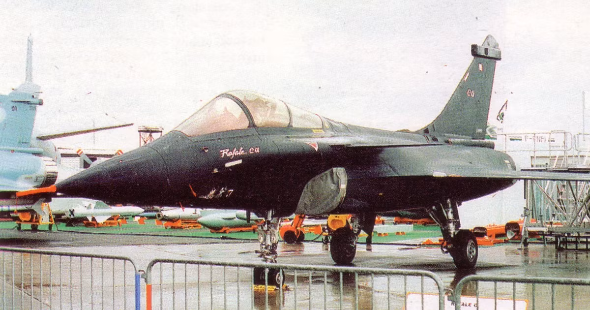 Song song với kế hoạch tăng cường sức mạnh cho Không quân, Hải quân Ấn Độ cũng đã đặt mua 26 tiêm kích Rafale M có khả năng hoạt động trên tàu sân bay, hợp đồng được chính phủ phê duyệt vào tháng 4/2025. Việc sử dụng cùng một dòng máy bay cho cả hai quân chủng sẽ giúp đồng bộ hóa huấn luyện, bảo dưỡng và hậu cần, qua đó tiết kiệm chi phí và nâng cao hiệu quả tác chiến.