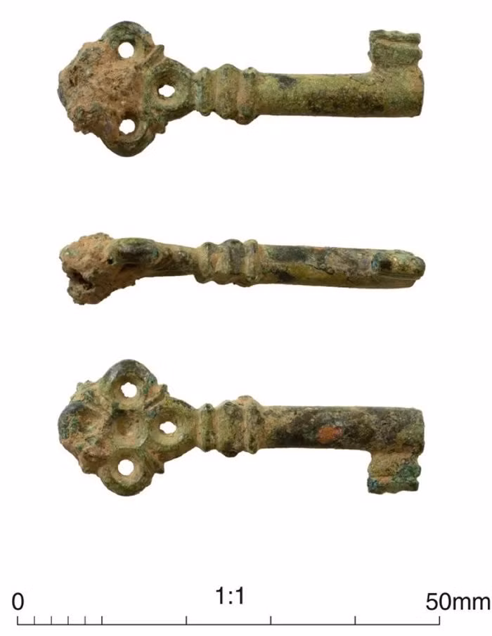 Những chiếc chìa khóa này làm bằng hợp kim đồng lớn, có các đầu móc lớn, phức tạp. Ảnh: @Nhóm Nghiên Cứu Khảo Cổ Kemble.