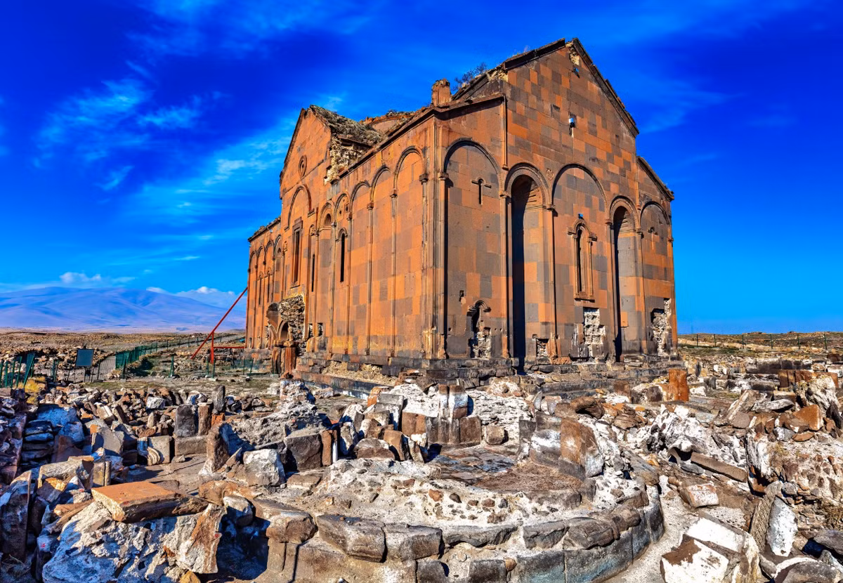 Thành phố này đã thịnh vượng và phát triển qua nhiều thế kỷ, đạt đến đỉnh cao vào thế kỷ 11 với tư cách là thủ đô của vương quốc Armenia Bagratid với dân số 100.000 người bên trong các bức tường thành. Ảnh: @Bảo tàng Khảo cổ học và Dân tộc học Kars.