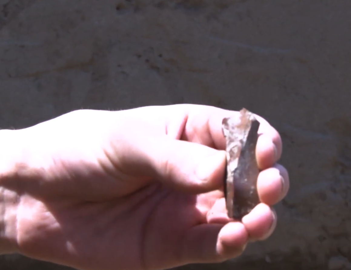 Sử dụng công nghệ phát quang kích thích quang học (OSL), nhóm chuyên gia tìm thấy có vết máu động vật dính trên các đầu mũi tên đá này. Ảnh: @Đại học Johannesburg.