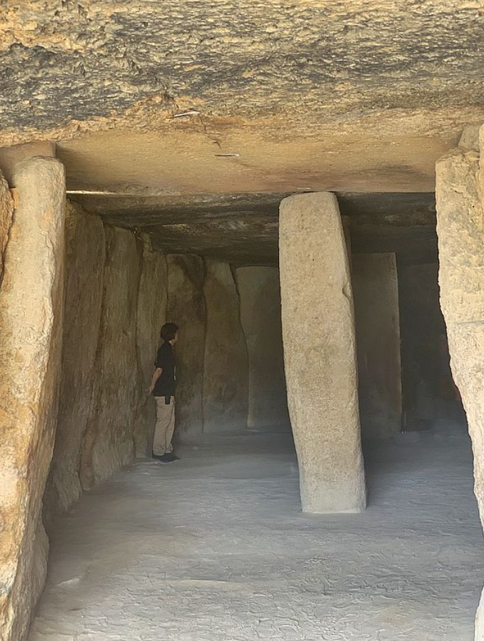 Bên cạnh đó, các chuyên gia còn thu hồi được những vật phẩm quý giá được chế tác từ ngà voi, hổ phách, vỏ sò biển và đá lửa được chế tác tinh xảo. Ảnh: @Đại học Cádiz.