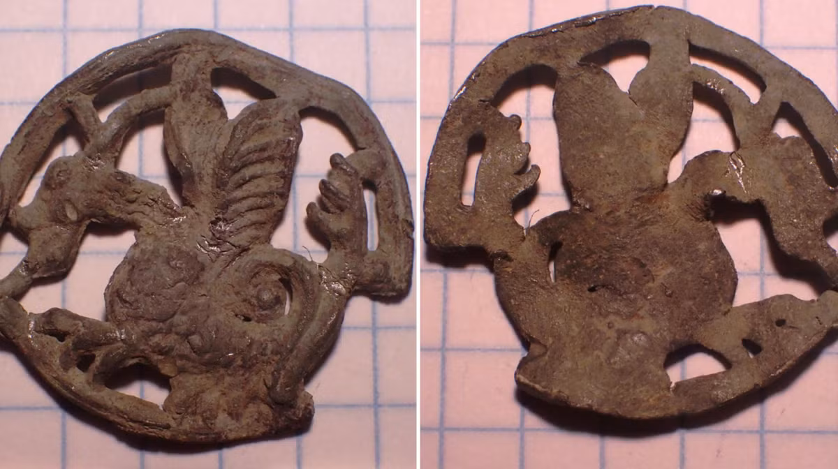 Theo các chuyên gia đến từ Cơ quan Bảo tồn Di tích Tỉnh Lublin, Quận Zamość, Ba Lan, huy hiệu hình tròn này được cho là có tác dụng như bùa hộ mệnh. Ảnh: @Lublin Provincial Conservator of Monuments.