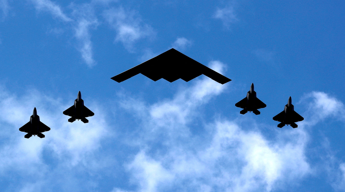 Tổng cộng có 125 máy bay, bao gồm máy bay ném bom tàng hình B-2, nhiều chuyến bay của máy bay chiến đấu thế hệ thứ tư và thứ năm, hàng chục máy bay tiếp nhiên liệu trên không, một tàu ngầm tên lửa dẫn đường và một loạt đầy đủ các máy bay tình báo, giám sát và trinh sát, cũng như hàng trăm chuyên gia bảo dưỡng và vận hành, hỗ trợ thành phần trên không của chiến dịch. Tướng Không quân Dan "Razin" Caine nói với các phóng viên: “Đây là cuộc tấn công nhờ vào sức hoạt động B-2 lớn nhất trong lịch sử Mỹ, và là nhiệm vụ B-2 dài thứ hai từng thực hiện, chỉ sau những ngày sau cuộc khủng bố kinh hoàng 11/9”. Ảnh: @Hindustan Times.