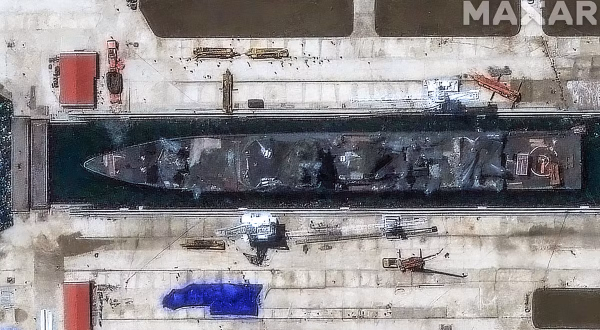 Như trang The War Zone đã giải thích trước đây: “Một số khu vực của con tàu bị ngập trong nước biển, điều này sẽ ảnh hưởng lớn đến bất kỳ máy móc và thiết bị điện tử nào có ở những khu vực đó. Tất cả những điều này sẽ mất rất nhiều thời gian để khắc phục, và chúng ta vẫn chưa biết tình trạng của thân tàu ra sao, mặc dù con tàu đã thực hiện chuyến đi dài 80 km đến nơi sửa chữa hiện tại. Đây là một con tàu lớn và phức tạp để Triều Tiên sửa chữa, và các cơ sở tại cảng Rajin không rộng lớn. Vẫn có khả năng Triều Tiên đang nhận được sự giúp đỡ từ Trung Quốc hoặc Nga. Đặc biệt, Nga đang hợp tác chặt chẽ với Triều Tiên về mặt hỗ trợ quân sự để đổi lấy sự ủng hộ của Triều Tiên trong cuộc chiến sự ở Ukraine. Vị trí của con tàu hiện nằm gần biên giới Nga trong một khu vực kinh tế thống trị bởi thương mại xuyên biên giới cũng chỉ ra khả năng, Nga có thể sẽ giúp đỡ Triều Tiên khắc phục sự cố trên con tàu này”. Ảnh: @Maxar Technologies.