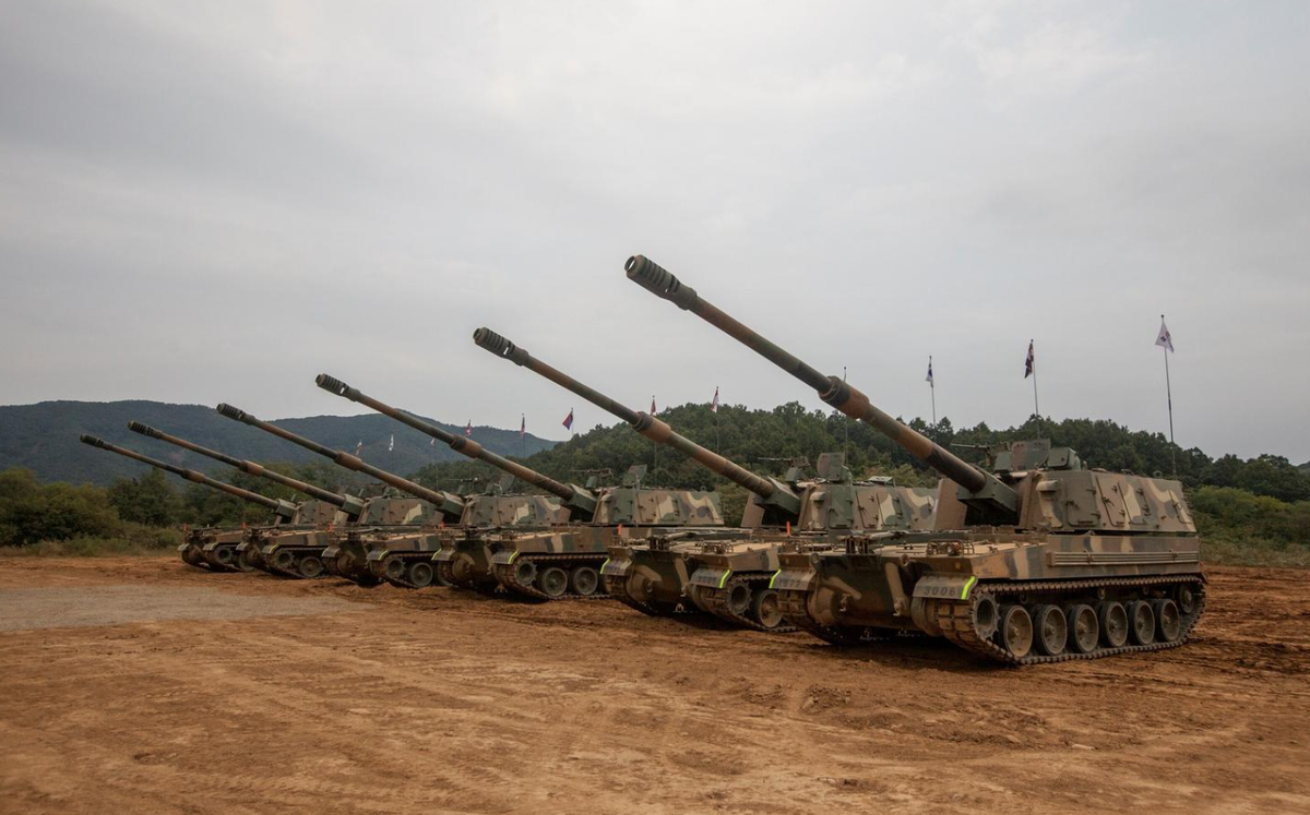 Pháo tự hành K9 Thunder có trang bị Hệ thống treo thủy khí (hydropneumatic suspension) giúp pháo hoạt động ổn định trên địa hình phức tạp, từ tuyết sâu ở Na Uy đến vùng cao nguyên ở Ấn Độ. Ảnh: @ MILMAG.