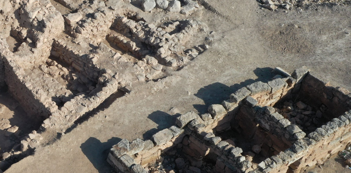 Phát hiện này cũng cho thấy một ví dụ hiếm hoi về một quần thể kiến ​​trúc Thời Kỳ Đồ Sắt, có khả năng liên quan đến cả đời sống dân sự và truyền thống thờ cúng bầu trời – một dấu hiệu mạnh mẽ cho thấy Sogmatar từng đóng vai trò như một thánh địa vũ trụ. Ảnh: @Tiến sĩ Süheyla İrem Mutlu.