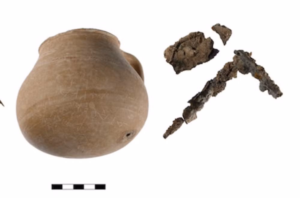 Điều đáng nói là chiếc bình gốm này có chứa xác gà, còn mặt ngoài chiếc bình có khắc hơn 50 mục tiêu dùng để nguyền rủa, thư yểm. Ảnh: @Đại học Yale Classics.