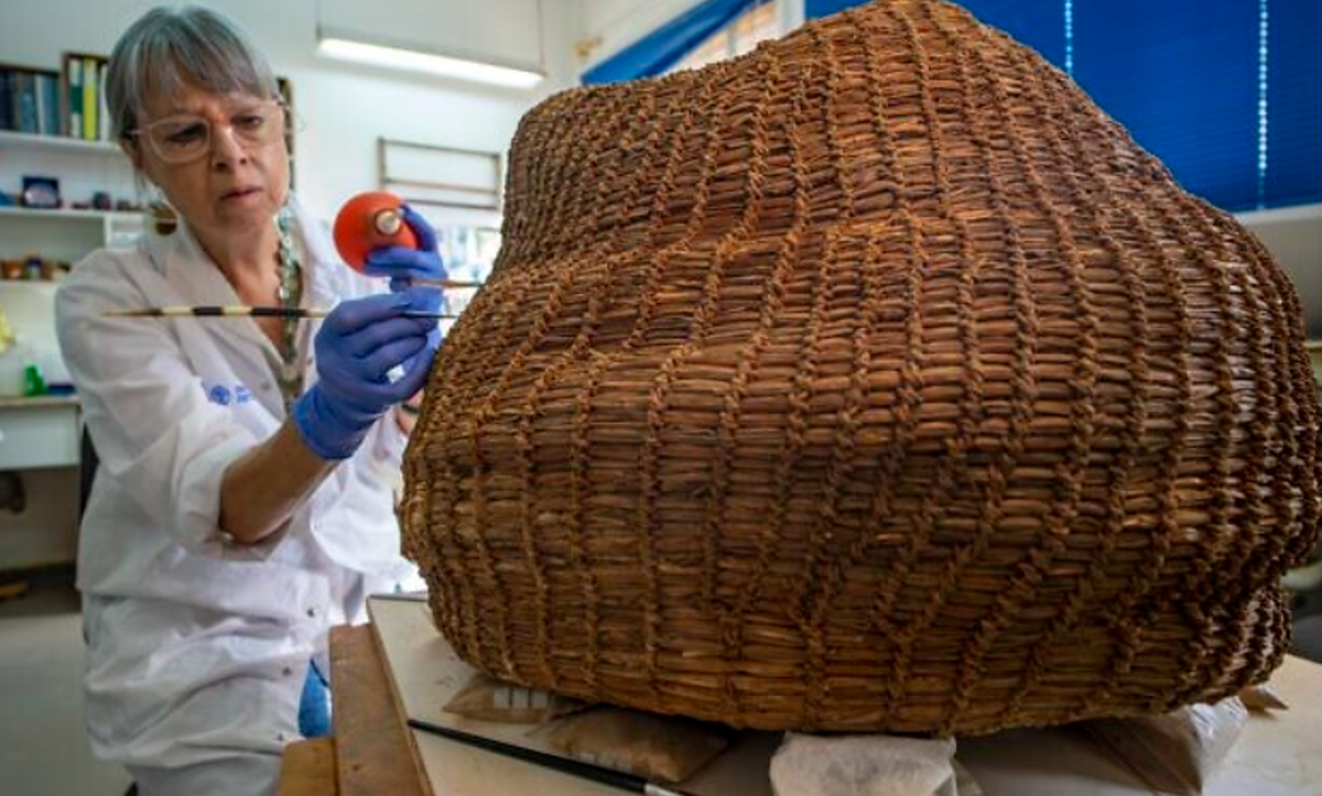 Ngoài ra, các nhà khoa học không cho rằng người tạo ra món đồ này sống trong hang động. Nhiều khả năng nó được mang từ nơi khác đến, nhưng lý do tại sao nó lại nằm trong hang động Muraba'at ở Israel vẫn là một bí ẩn lớn. Ảnh: @Cơ quan Cổ vật Israel.