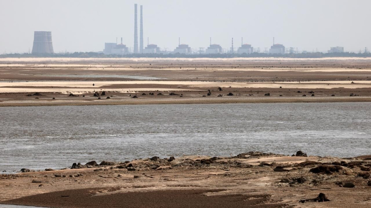 Thực tế, kể từ khi xung đột bùng nổ, ZNPP đã nhiều lần phải ngừng hoạt động khẩn cấp. Tháng 8/2022, toàn bộ nhà máy từng mất kết nối với lưới điện quốc gia trong nhiều giờ, tạo ra tình huống cực kỳ nguy hiểm. Những sự cố như vậy cho thấy chỉ một đợt pháo kích trúng hạ tầng phụ trợ cũng có thể kích hoạt chuỗi rủi ro nghiêm trọng, đe dọa an toàn toàn khu vực.