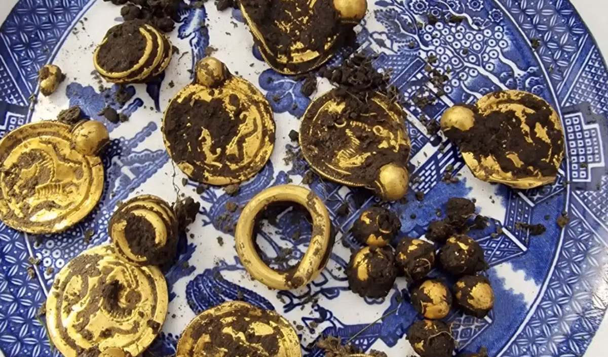 Ban đầu, Erlend Bore nghĩ rằng mình đã tìm thấy một số đồng xu sô cô la cổ bọc vỏ vàng; nhưng thực tế, ông đã tìm thấy vàng. Ảnh: @Erlend Bore.