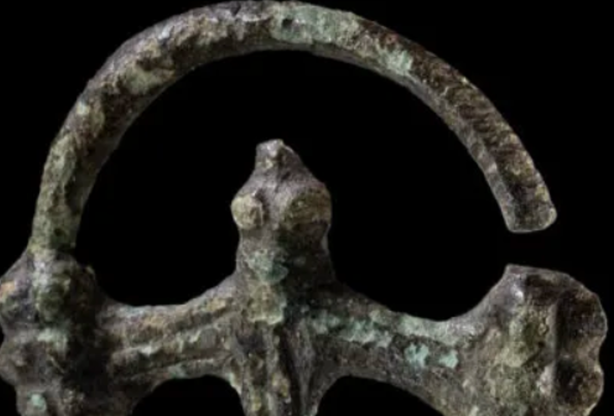 Chiếc thánh giá này thuộc loại thánh giá hình bánh xe, tức là thánh giá được khắc trong một vòng tròn, phổ biến ở Trung và Bắc Âu từ Thời Trung Cổ. Chúng là những vật dụng có thể mang theo, có lẽ được đeo như mặt dây chuyền hoặc khâu vào quần áo, và có cả chức năng thờ cúng lẫn chức năng thể hiện bản sắc. Ảnh: @Văn phòng Bảo tồn Di tích và Bảo tàng Khảo cổ học bang Brandenburg (BLDAM).