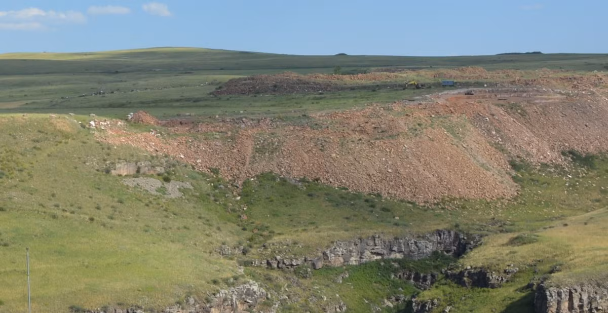 Khi tiến hành khai quật tại đỉnh đồi gần Kars, gần làng Bulanık, tỉnh Kars của Thổ Nhĩ Kỳ, các chuyên gia đến từ Bảo Tàng Quốc Gia Thổ Nhĩ Kỳ bất ngờ tìm thấy công trình kiến trúc cổ xưa bí ẩn. Ảnh: @Bảo Tàng Quốc Gia Thổ Nhĩ Kỳ.