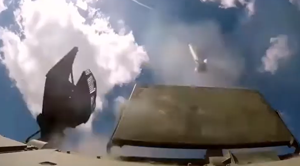 Đại tá Pavel Grebenchuk nói thêm: “Kết quả đánh giá xuất sắc đạt được sau các vụ phóng đạn thật trong cuộc tập trận tác chiến-chiến thuật với nhiều loại vũ khí khác nhau là minh chứng rõ ràng cho điều này. Tương tự, hệ thống tên lửa đất đối không loại này đã thể hiện hiệu suất vượt trội trong khuôn khổ hoạt động quân sự đặc biệt”. Ảnh: @ Military Review.