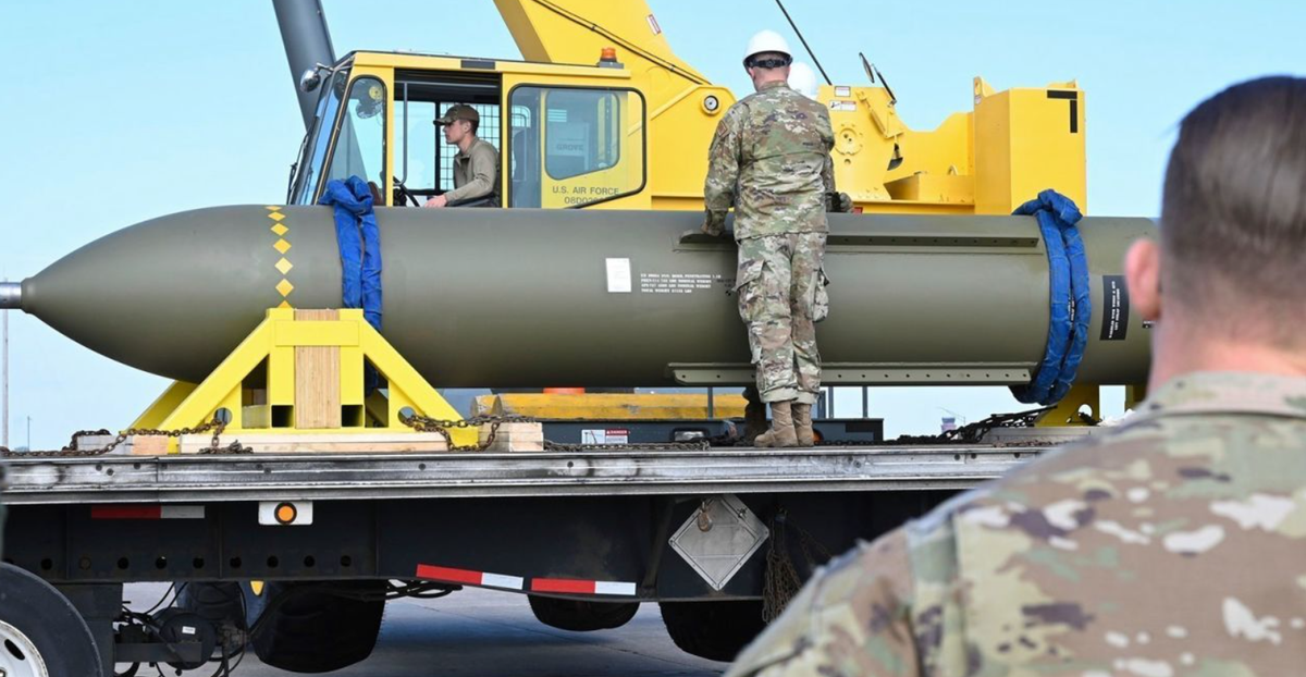 Mỹ đã sử dụng máy bay ném bom tàng hình B-2 Spirit mang bom xuyên phá GBU-57A/B (MOP), còn được gọi là "bom phá boongke", trong các cuộc tấn công mới vào các cơ sở hạt nhân của Iran. Theo thông tin từ Không quân Mỹ, một quả bom MOP nặng 13.607 kg, với 2.721 kg thuốc nổ được thiết kế để tiếp cận và phá hủy vũ khí hủy diệt hàng loạt của đối thủ được đặt tại các cơ sở được bảo vệ nghiêm ngặt, đặc biệt cơ sở làm giàu hạt nhân nằm sâu dưới lòng đất tại Fordow trong lòng núi gần thành phố Qom, và đây được xem là “trái tim” trong chương trình hạt nhân của Iran... Mỗi máy bay ném bom B-2 có thể mang theo 2 quả bom GBU-57A/B (MOP). Ảnh: @CNN.