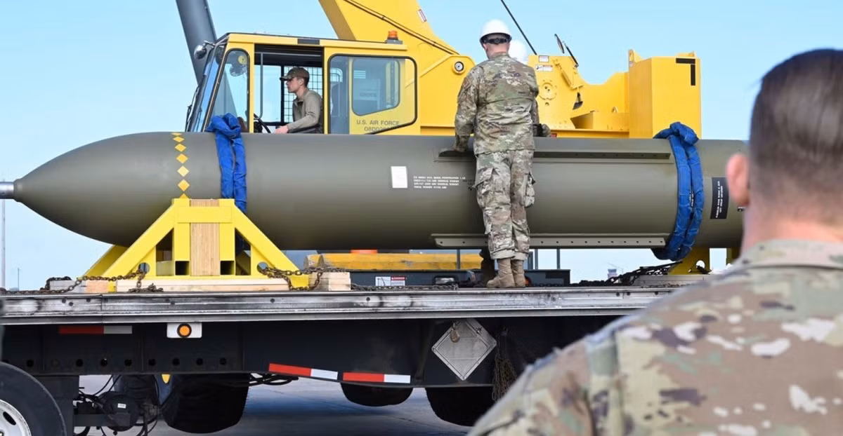 Mỹ đã sử dụng máy bay ném bom tàng hình B-2 Spirit mang bom xuyên phá GBU-57A/B (MOP), còn được gọi là "bom phá boongke", trong các cuộc tấn công mới vào các cơ sở hạt nhân của Iran. Theo thông tin từ Không quân Mỹ, một quả bom MOP nặng 13.607 kg, với 2.721 kg thuốc nổ được thiết kế để tiếp cận và phá hủy vũ khí hủy diệt hàng loạt của đối thủ được đặt tại các cơ sở được bảo vệ nghiêm ngặt, đặc biệt cơ sở làm giàu hạt nhân nằm sâu dưới lòng đất tại Fordow trong lòng núi gần thành phố Qom, và đây được xem là “trái tim” trong chương trình hạt nhân của Iran... Mỗi máy bay ném bom B-2 có thể mang theo 2 quả bom GBU-57A/B (MOP). Ảnh: @CNN.