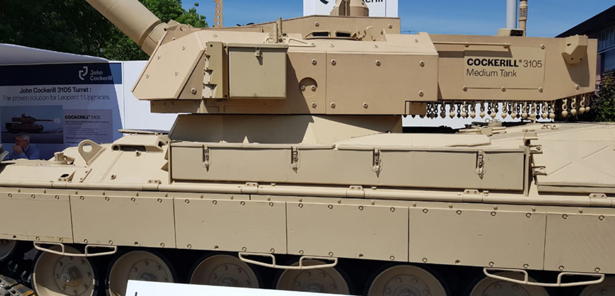 Sáng kiến của Bỉ cung cấp ​​xe tăng chiến đấu chủ lực Leopard 1A5BE hiện đại có trang bị tháp pháo tự động, không người lái bên trong Cockerill 3105 cho Ukraine để thử nghiệm, xuất phát từ bối cảnh hậu cần và kinh tế cực kỳ phức tạp. Vốn dĩ, Bỉ đã cho nghỉ hưu đội xe Leopard 1A5BE của mình vào năm 2014, bán hầu hết các xe cho các công ty tư nhân như OIP Systems với giá chỉ từ 10.000 đến 15.000 euro mỗi xe. Ảnh: @ DefesaNet.