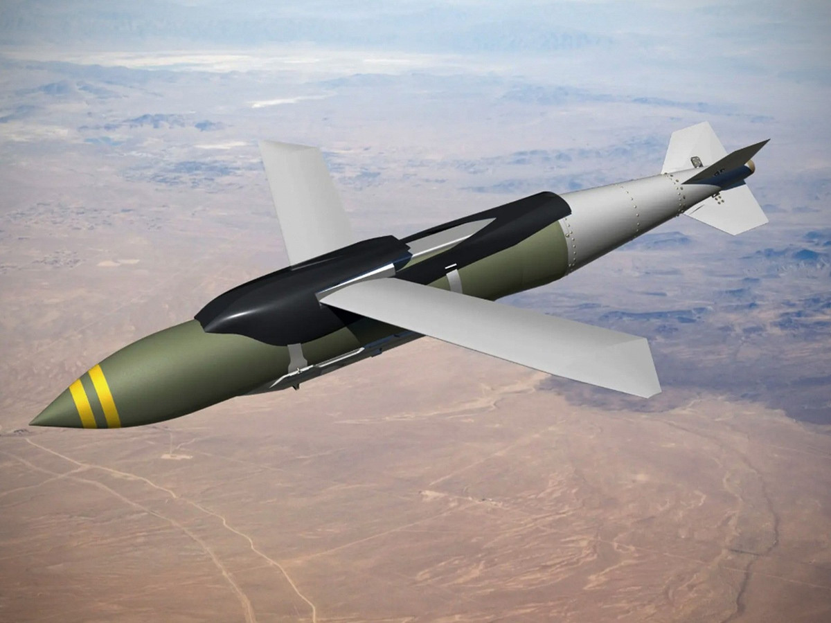 ERAM được thiết kế có tầm bắn từ 240 - 450 km, ban đầu dự kiến phóng từ máy bay. Vũ khí này có khả năng tấn công các mục tiêu nằm ngoài tầm với của nhiều loại bom dẫn đường chính xác mà Ukraine đang sở hữu, giúp nước này có thể đặt các trung tâm hậu cần, căn cứ không quân và cơ sở công nghiệp quân sự của Nga vào vòng nguy hiểm.