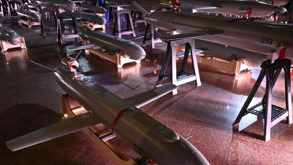 “Mô hình Đan Mạch” được ông Shmyhal mô tả là hướng đi mới, bắt đầu từ năm 2023. Khi ấy, Copenhagen không viện trợ vũ khí sẵn có mà rót vốn để Ukraine tự sản xuất. Hiệu quả thấy rõ: công suất pháo binh, UAV tăng nhanh chóng. Giờ đây, mô hình đang bước sang giai đoạn an toàn và quy mô hơn.