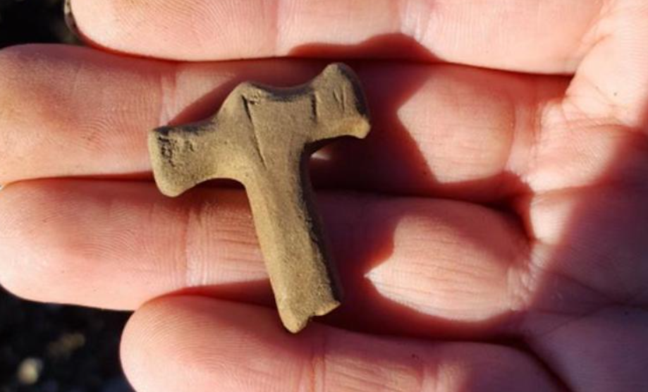 Đó là một chiếc vòng cổ làm từ đá sa thạch, ước tính có niên đại khoảng 900 năm tuổi. Ảnh: @Viện Khảo cổ học Iceland.