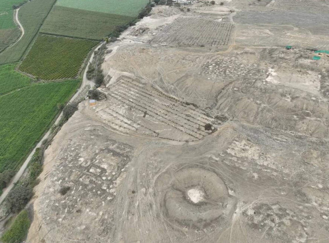 Dựa trên phong cách thiết kế, Mauricio và nhóm của bà đã xác định niên đại của bức bích họa vào khoảng 3.000 đến 4.000 năm trước (trước khi Đế chế Inca hình thành). Điều này cho thấy nguồn gốc của nó thuộc về thời kỳ được gọi là Thời kỳ Sơ khai, khi những xã hội phức tạp đầu tiên bắt đầu xuất hiện dọc theo bờ biển phía bắc Peru. Ảnh: @Đại Học Hoàng Gia Peru.