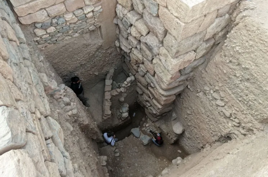 Các bức tường được phát hiện có quy mô đồ sộ: những khối đá lớn dày hơn một mét rưỡi. Cách bố trí các công trình, được đặt trong một hệ thống bậc thang nhân tạo, cho thấy sự kiểm soát trực quan và mang tính biểu tượng đối với không gian đô thị, một ngôn ngữ kiến ​​trúc chuyển tải quyền lực thành hình thức xây dựng. Ảnh: @stilearte.