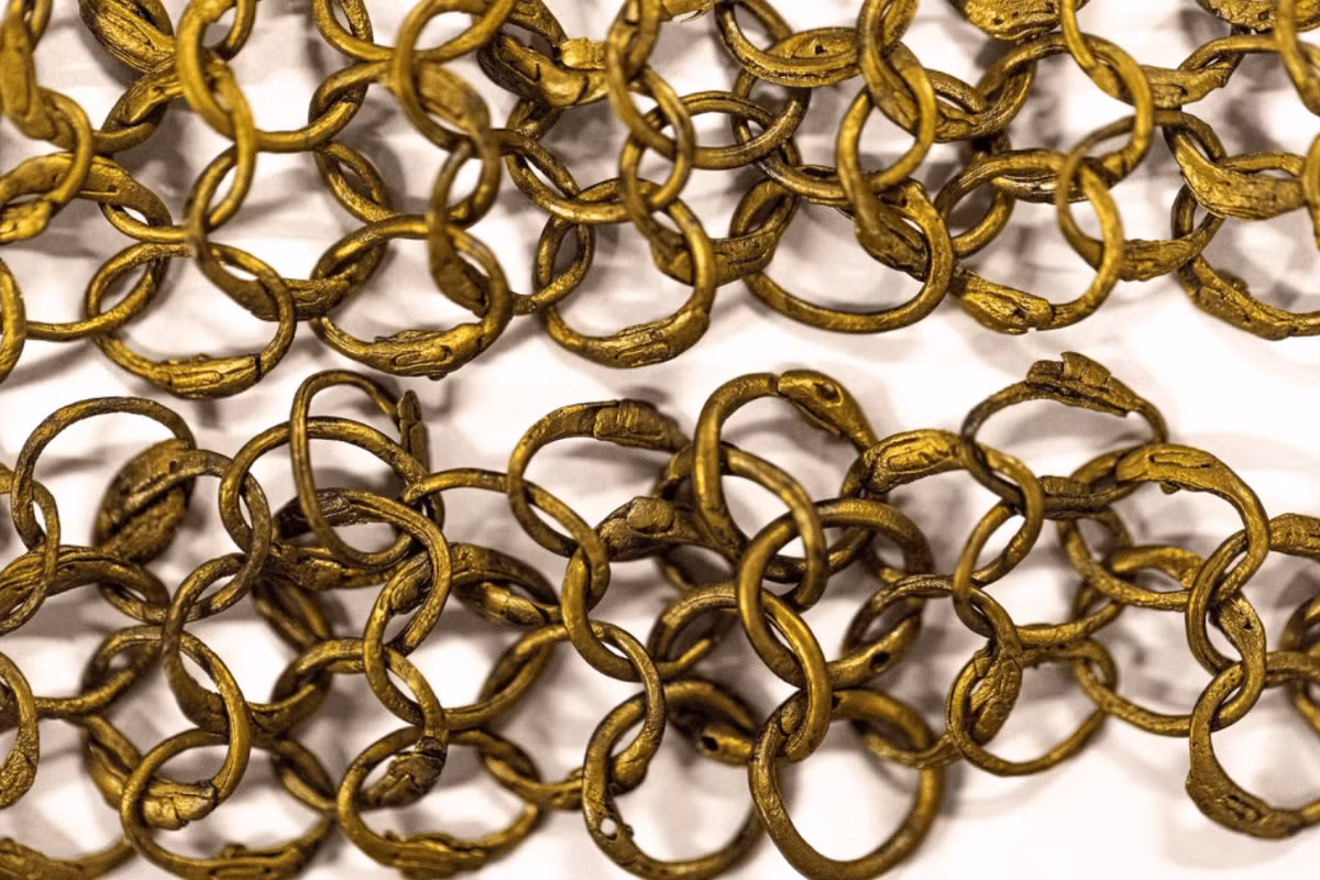 Chiếc rương và những thứ bên trong có lẽ thuộc về lính đánh thuê Đức có mặt trên tàu Gribshunden khi nó bị chìm. Đây chắc chắn là một hiện vật quan trọng của công nghệ quân sự thời trung cổ. Ảnh: @Đại học Södertörn.