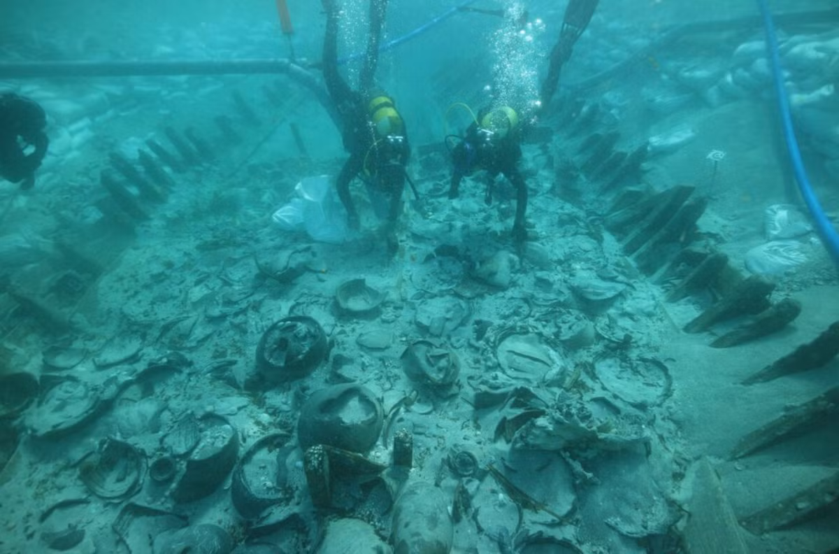 Các chuyên gia khảo cổ xác nhận rằng, con tàu này dài 12 mét, chứa hàng trăm chiếc bình vò hai quai, có niên đại khoảng giữa thế kỷ thứ 4 Sau Công Nguyên. Ảnh: @Đại học Quần đảo Balearic.