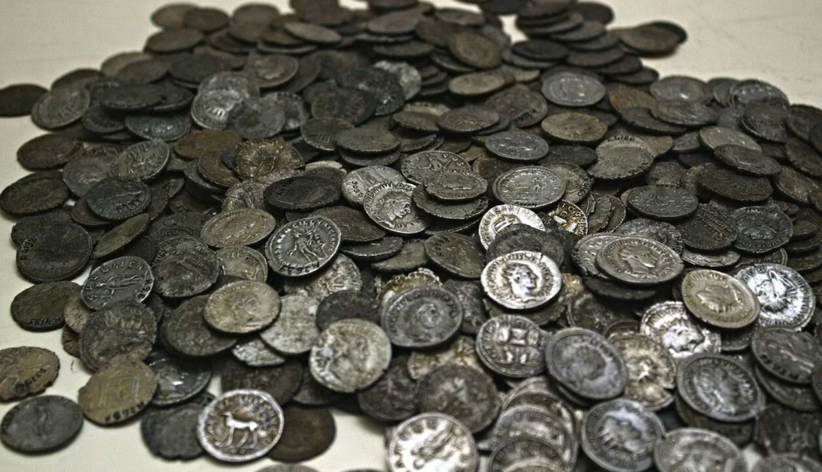 Các chuyên gia đang háo hức bắt đầu một cuộc kiểm tra chi tiết các đồng xu để xác định nguồn gốc, niên đại và bất kỳ dấu hiệu hoặc biểu tượng nào có thể làm sáng tỏ quá khứ của khu vực. Ảnh: @Bảo tàng thành phố Tarsus.