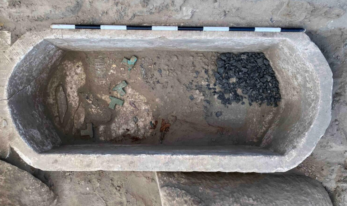 Các nhà khảo cổ học cũng đã phát hiện ra nhiều dấu vết của cuộc sống thường nhật bên trong pháo đài, bao gồm một lò nướng bánh mì lớn, các di tích bột nhào và nhiều hiện vật bằng đá khác nhau. Ảnh: @Hội Đồng Cổ Vật Tối Cao Ai Cập.