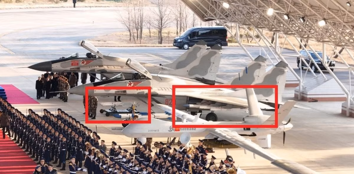 Tên lửa này được Triều Tiên trưng bày bên cạnh các máy bay chiến đấu MiG-29. Thậm chí, tên lửa không đối không mới của Triều Tiên còn được lắp trên các giá treo vũ khí của máy bay tấn công Su-25. Ảnh: @KCNA.