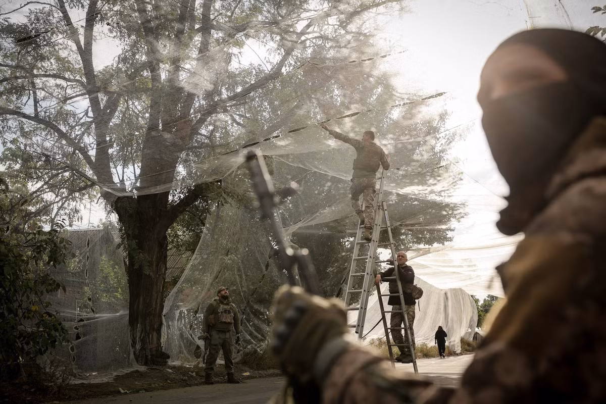 Trên các kênh mạng xã hội Ukraine, nhiều video lan truyền cho thấy các tuyến đường vào Kharkiv bị “biến dạng” bởi những hàng cột dựng dọc cao tốc. Gần trung tâm thành phố, công nhân đang căng lưới chống UAV giữa các trụ đỡ, tạo nên những hành lang che chắn tạm thời.