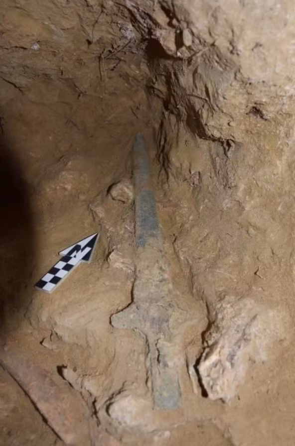 Phần chuôi kiếm bằng gỗ bị ăn mòn nặng, nhưng cơ bản phần lưỡi còn khá nguyên vẹn. Ảnh: @Bộ Văn hóa Hy Lạp.