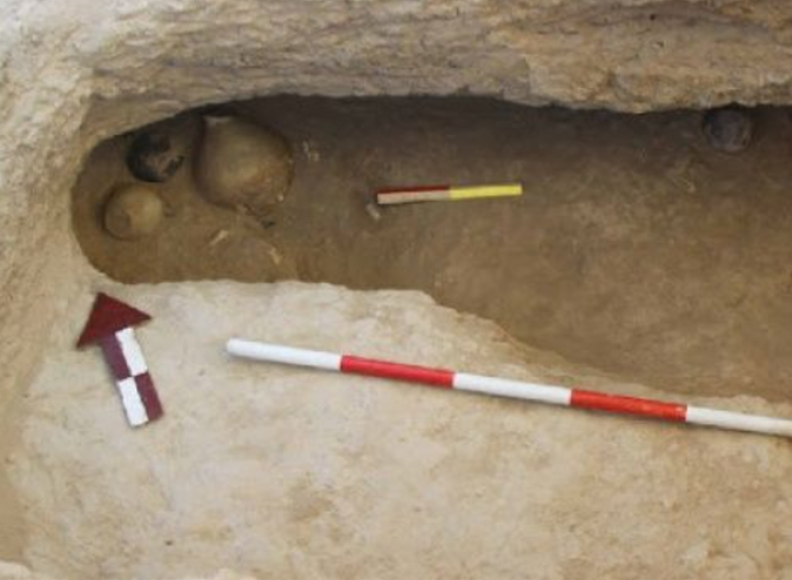 Ngoài những đồ tùy táng thông thường, các chuyên gia còn tìm thấy một chiếc hộp lạ. Ảnh: @Viện Nghiên cứu Di sản Văn hóa và Du lịch Iran.