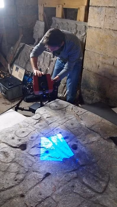 Để hiểu rõ hơn, hai nhà nghiên cứu Yvan Pailler và Clément Nicolas đã "tham chiếu địa lý" bản khắc trên tảng đá để xem liệu chúng có khớp với địa hình, thủy văn ở khu vực gần nơi chúng được khai quật lần đầu hay không. Ảnh: @Yvan Pailler và Clément Nicolas.