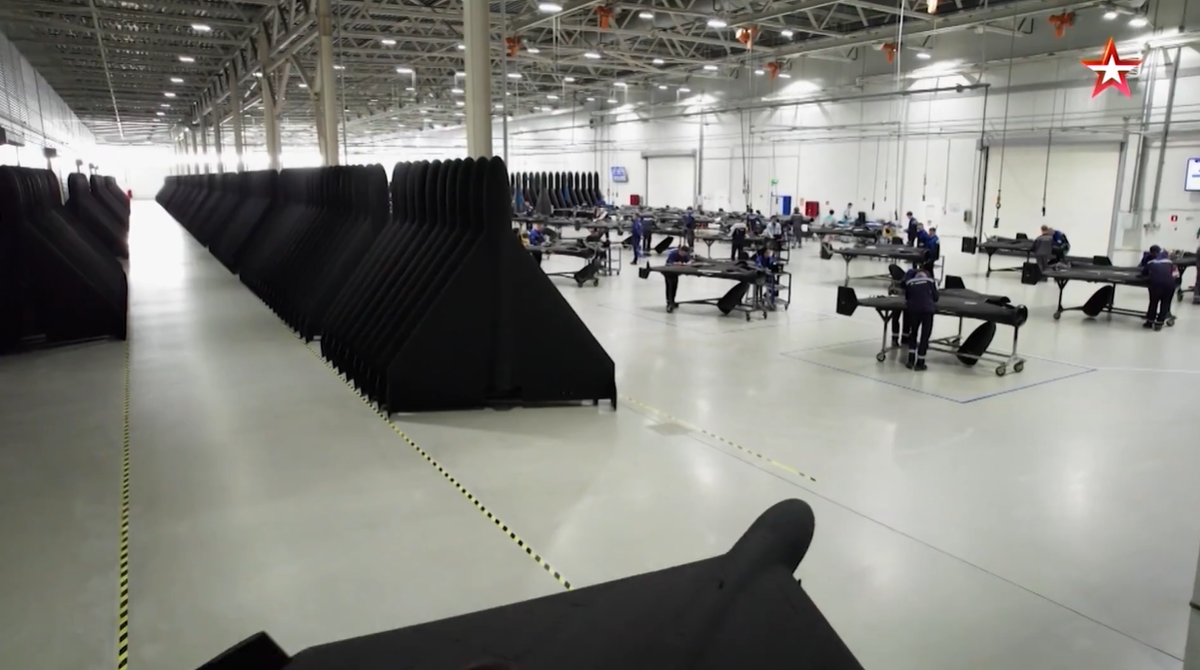 Thậm chí, Truyền thông nhà nước Nga lần đầu tiên tiết lộ cảnh quay về Nhà máy Alabuga vào tuần thứ ba của tháng 7. Cảnh quay cho thấy hàng trăm máy bay không người lái Shahed 136 đã hoàn thành. Ảnh: @ Defence Blog.