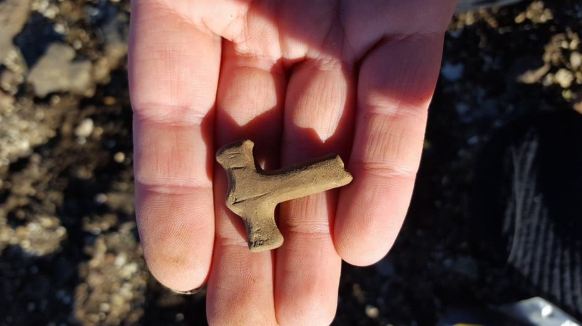 Vật thể cực kỳ quý hiếm này được tìm thấy tại một địa điểm chưa từng được khám phá trước đây, bên cạnh một cái cuốc sắt và một viên đá gọi là "đá mài" dùng để mài lưỡi dao. Ảnh: @Viện Khảo cổ học Iceland.