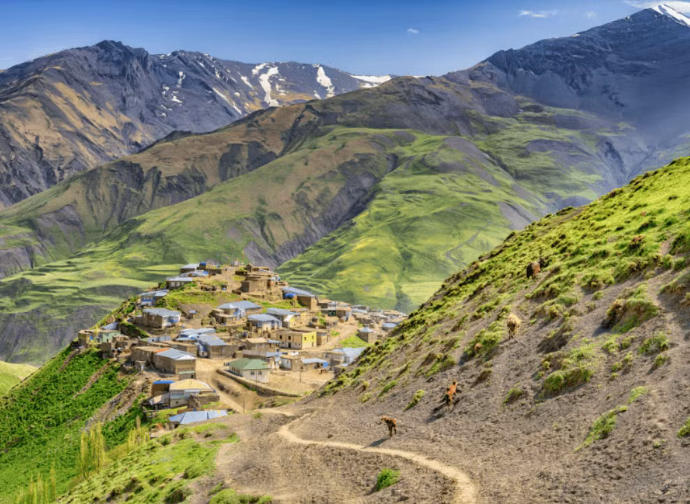 Theo đó, những chiếc bùa hộ mệnh này có nguồn gốc từ Cao nguyên Mặt Trăng Arkhyz, một cao nguyên được bao quanh bởi các đèo núi, nơi từng kết nối các tuyến đường thương mại của Con đường Tơ lụa phía Bắc trong nhiều thế kỷ. Ảnh: @Magomet Izhayev.