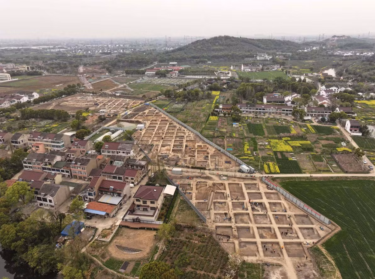 Trên một sườn dốc thoai thoải ở làng Đầu Sơn, Vô Tích, tỉnh Giang Tô (Trung Quốc), những dấu tích của quá khứ hiện ra từ lòng đất. Ảnh: @Wang Qian/China Daily.