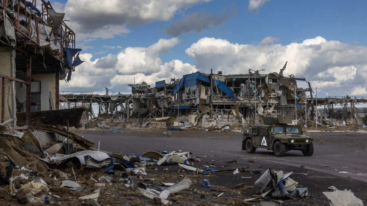 Kofman cho rằng Ukraine đã cố gắng bù đắp thiếu hụt bộ binh bằng lực lượng UAV, giúp cầm cự trong ngắn hạn nhưng không đủ để ổn định mặt trận lâu dài. Sự thiếu hụt lực lượng dự bị và khả năng tổ chức chiến dịch phòng thủ đồng bộ đang tạo điều kiện cho các bước tiến dần dần nhưng khó đảo ngược.