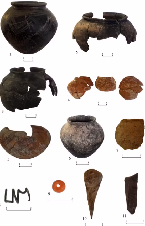 Tại hố chôn cất này, các chuyên gia cũng tìm thấy các hiện vật khảo cổ, chẳng hạn như đồ gốm sơn, một chiếc trâm cài tóc bằng đồng, một hạt mã não, một cây kim xương, một mảnh đá obsidian. Ảnh: @Viện Hàn lâm Khoa học Quốc gia Yerevan.