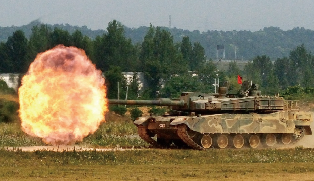 Hỏa lực của K2 Black Panther tập trung vào một khẩu pháo nòng trơn 120mm được trang bị bộ nạp đạn tự động, có khả năng bắn tới 10 viên đạn mỗi phút. Hệ thống này, kết hợp với hệ thống kiểm soát hỏa lực tiên tiến, cho phép xe tăng tấn công mục tiêu một cách chính xác trong khi di chuyển, một lợi thế quan trọng trong các tình huống chiến đấu năng động. K2 Black Panther có thể bắn nhiều loại đạn, bao gồm đạn chống tăng nổ mạnh, đạn xuyên giáp ổn định bằng vây và đạn dẫn đường cho các cuộc tấn công chính xác. Ảnh: @ Army Recognition.