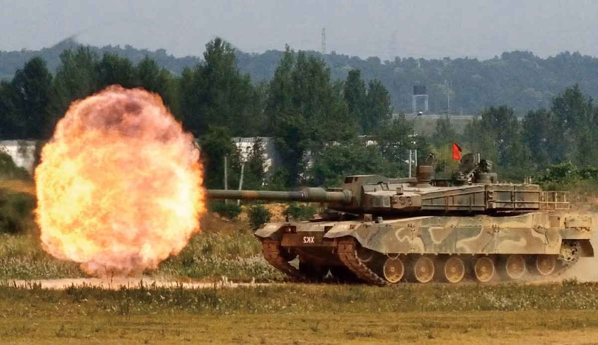 Hỏa lực của K2 Black Panther tập trung vào một khẩu pháo nòng trơn 120mm được trang bị bộ nạp đạn tự động, có khả năng bắn tới 10 viên đạn mỗi phút. Hệ thống này, kết hợp với hệ thống kiểm soát hỏa lực tiên tiến, cho phép xe tăng tấn công mục tiêu một cách chính xác trong khi di chuyển, một lợi thế quan trọng trong các tình huống chiến đấu năng động. K2 Black Panther có thể bắn nhiều loại đạn, bao gồm đạn chống tăng nổ mạnh, đạn xuyên giáp ổn định bằng vây và đạn dẫn đường cho các cuộc tấn công chính xác. Ảnh: @ Army Recognition.