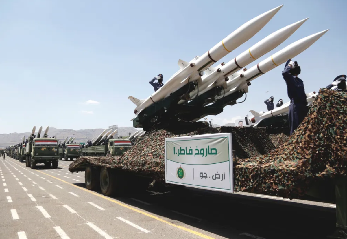 Mặt khác, tên lửa của Houthi khiến F-35 phải né tránh có thể là một phần của mạng lưới phòng không được chứng minh đã có khả năng phục hồi đáng kinh ngạc. Lực lượng Houthi được hỗ trợ bởi chuyên môn kỹ thuật của Iran, họ đã phát triển hỗn hợp các hệ thống phòng không bản địa và cải tiến, bao gồm hệ thống tên lửa đất đối không Barq-1 và Barq-2. Ảnh: @The War Zone.
