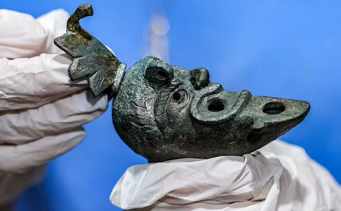 Đầu vật thể có hình trăng lưỡi liềm, tay cầm có hình lá ô rô tích hợp khuôn mặt người kỳ dị. Họa tiết trang trí trên vật thể làm gợi nhớ đến họa tiết nghệ thuật truyền thống của La Mã cổ đại, giống hệt mặt nạ sân khấu. Ảnh: @Cơ quan Cổ vật Israel.