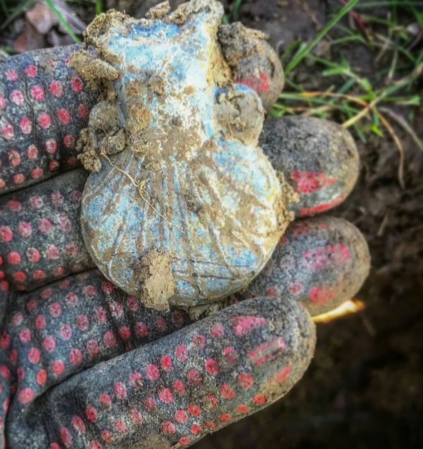 Vẫn còn hai lỗ treo và thậm chí cả con dấu ban đầu đã niêm phong kín nó. Ảnh: @Sam Spiers.