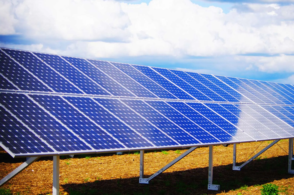 Họ đã cho thiết bị này tiếp xúc với một chiếc đèn có ánh sáng mô phỏng ánh sáng Mặt trời. Hệ thống này đã chuyển đổi khoảng 11% lượng ánh sáng mà nó thu thập được thành điện năng. Điều này rõ ràng không tệ, bởi các tế bào quang điện Mặt trời được bán ngày nay thường chuyển đổi khoảng 10 đến 20 % lượng ánh sáng Mặt trời mà chúng hấp thụ thành năng lượng điện có thể sử dụng được. Ảnh: @ Xtreme Events.